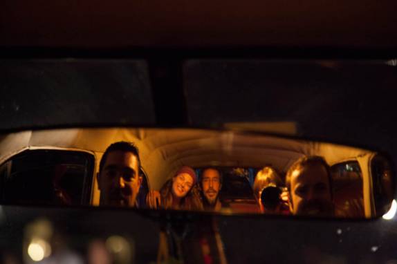 Os dois casais em táxi em Havana (foto de Laura Schunemann)